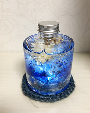 【麻のコースター付き】 キャンドルのようなハーバリウム 水のうつわ(露草色) 【麻のコースター付き】 キャンドルのようなハーバリウム 水のうつわ(露草色)