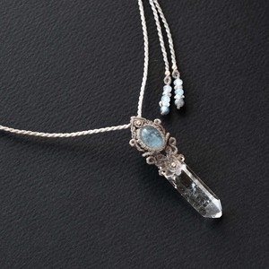 クリスタルとアクアマリンのマクラメ編み 天然石ネックレス Shanti Wala