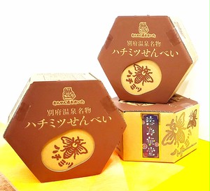 ★六角箱入り★ハチミツ手焼きせんべい(Honey Senbei Hexagon box ) ★六角箱入り★ハチミツ手焼きせんべい(Honey Senbei Hexagon box )
