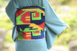 紺の地色にマルチカラーのポップな模様 名古屋帯 紺の地色にマルチカラーのポップな模様 名古屋帯