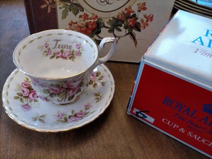 ロイヤル アルバート フラワー オブ ザ マンス 6月 バラ ティーカップ ソーサー 未使用 廃盤品 Happy Makana