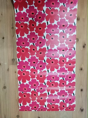 1m 切り売り輸入壁紙 Marimekko マリメッコ Pieni Unikko ピエニウニッコ ベリーレッド 赤 花 フリース 壁紙屋 Good Day House