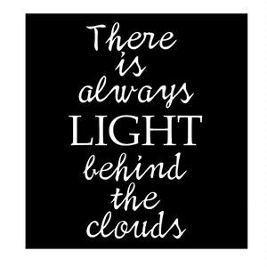 ウォールステッカー 名言 There Is Light Behind The Clouds 白 マット ルイーザ メイ オルコット Iby アイバイ ウォールステッカー 通販