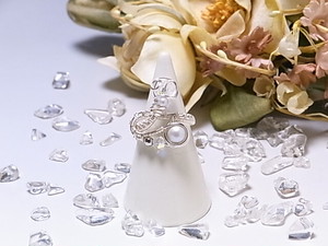 スワロフスキーパールのユニークなリング（162040 ホワイトグレー）