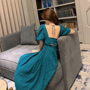 送料無料 ワンピース バックシャン パフ袖 皺加工 スクエアネック レトロ ターコイズブルー ウエストマーク ミディ丈 Aライン 半袖 韓国トレンド 上品 大人フェミニン エレガント 清楚感 春夏 通勤 通学 バカンス 旅行 リゾート ホリデー お出かけ デート お呼ばれ 女子