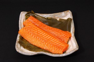 海鮮アラカルト「ノルウェーサーモン昆布〆 お刺身用」(3~4人前) 海鮮アラカルト「ノルウェーサーモン昆布〆 お刺身用」(3~4人前)