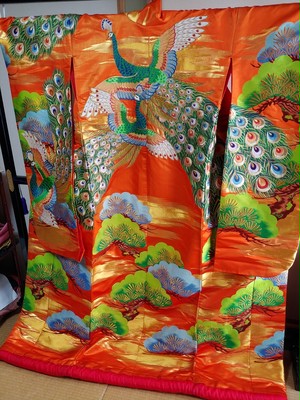 打掛 朱地総刺繍孔雀舞 打掛 朱地総刺繍孔雀舞