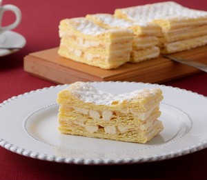 サクサク食感のパイ生地と濃厚チーズクリーム 六本木チーズミルフィーユ １本入 洋菓子と喫茶の店 六本木アマンド オフィシャルストア