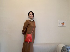 レザーサコッシュ コーラルレッド