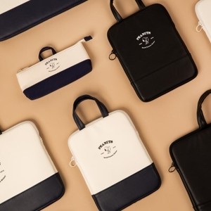 韓国限定 Peanuts Snoopy Grip Notebook Pouch 13inch 15inch 2colors ピーナツ スヌーピー ノートブック パソコン Pc マックブック ポーチ 持ち手付き ケース 公式 韓国雑貨 Tokki Maeul トッキマウル 韓国雑貨通販サイト