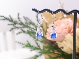 小振りなスワロフスキーのワイヤーラッピング ピアス＆イヤリング（163137 マジェスティックブルー＆シルバー）