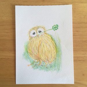 【原画】黄色いフクロウと四葉のクローバー 色鉛筆 （gs_018）