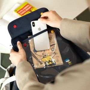 韓国限定 Peanuts Snoopy Pocket Ipad Pouch 2colors ピーナツ スヌーピー タブレット アイパッド ポーチ 持ち手付き ケース 公式 韓国雑貨 Tokki Maeul トッキマウル 韓国雑貨通販サイト