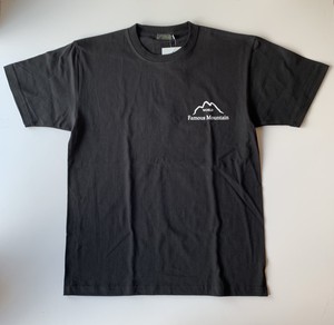 DE-NA-LI 世界の山柄Tシャツ BLACK DE-NA-LI 世界の山柄Tシャツ BLACK