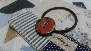 ココナッツボタンのヘアゴム(reddish blwon)