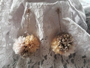 揺れるミックスフラワーピアス