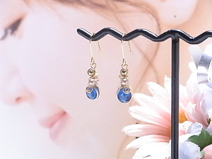 小振りなスワロフスキーのワイヤーラッピング ピアス＆イヤリング（163137 カプリブルー＆ゴールド）