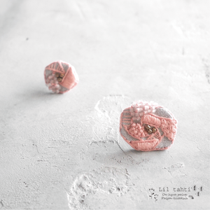 コーラルピンク リネン つぼみ Linen Tubomi 刺繍ピアス イヤリング サプライズを彩る特別なプレゼント さぷろぽ Official Store