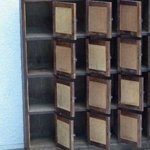 古い木味 ヴィンテージ 幼稚園の枡扉付きロッカー 靴箱 木製家具 幼稚園の備品 D Plus Stock