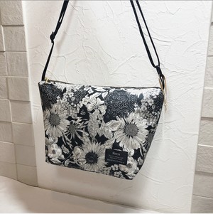 長財布が入る舟型ショルダーバッグ　リバティ　スウィム・ダンクレア   ブラック