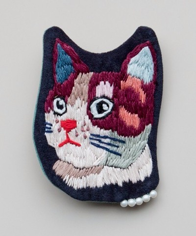 表情の違いは手作業ならでは!美しい手刺繍が施されたスマートフォンケース