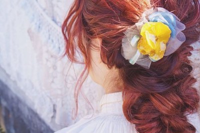 本物のお花や木の実、自然素材のパーツを使った「Satukirja」のアクセサリー