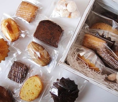 普通のお菓子じゃ物足りない。木箱にこだわりの洋菓子と愛媛のおいしさを詰め込みました。