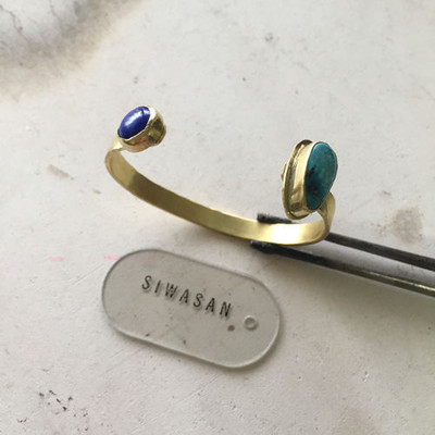 "シンプルなフォルムで派手に"真鍮や天然石を使った「しわさんじゅうに」のシンプルアクセ