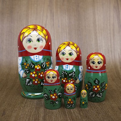 店主がロシアで直接買い付けた木製の色鮮やかなマトリョーシカ