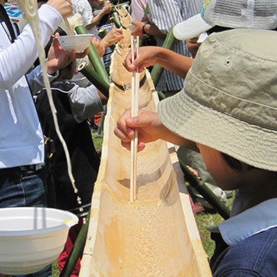 「流しそうめん」で夏を楽しむ。大人も子供も盛り上がる、夏の風物詩