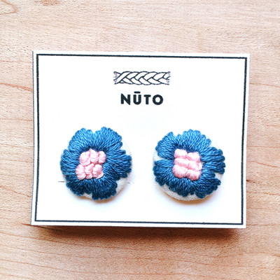 「NŪTO」 - 縫うと、縫いもの。布や刺繍や糸を使用したイヤリング