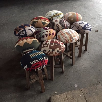 古材×インディアンブランケット。”WOOD LIFE SERVICE”のスツールが格好いい