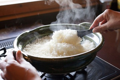 寒い日に嬉しい鍋料理だけでなく、ご飯も炊ける万能土鍋。