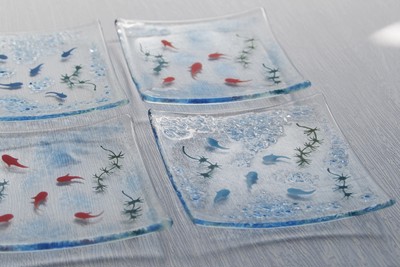 水面を泳ぐメダカに癒される ガラス小皿のご紹介 Base Mag