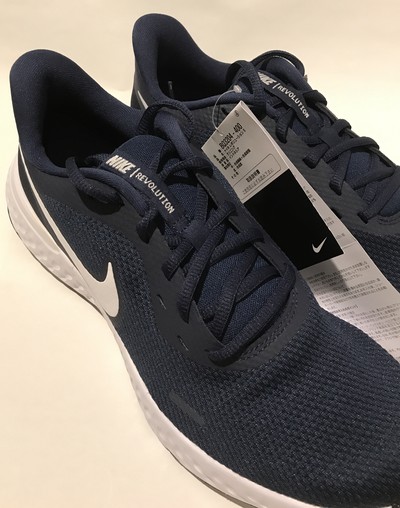 どこにでも履いていけるランニングシューズ ナイキ Nike レボリューション5 Base Mag