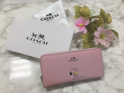 限定品 正規品coachとスヌーピーが夢のコラボで実現 収納性抜群の可愛い長財布 Base Mag