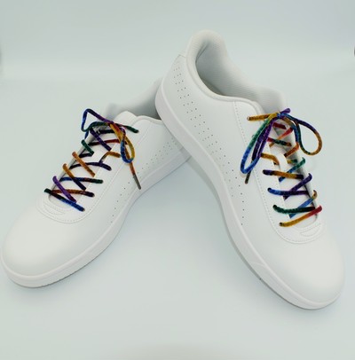 ちょい足しで足元をおしゃれに スニーカーに合う虹色の靴紐 ダークタイプ Base Mag