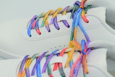 ちょい足しで足元をおしゃれに スニーカーに合う虹色靴紐 Base Mag