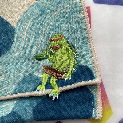 目の覚めるようなグリーンが美しい森田miwさんのポーチハンカチ 河辺の岩のカッパ Base Mag