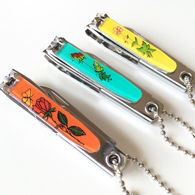 どこか懐かしさを感じるデザイン タイで出会ったレトロな花模様入りの爪切り Base Mag