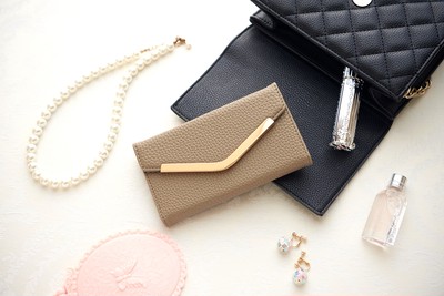 大人かわいい上品な手帳型iphoneケース 機能性抜群なカード収納 ミラー付き Base Mag