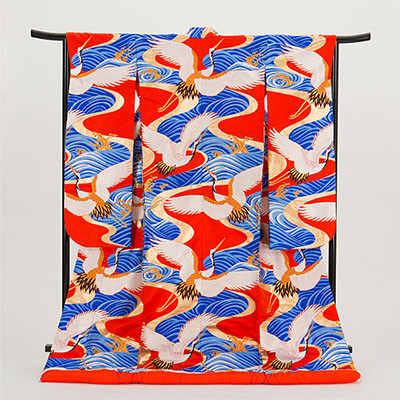 無限の幸せの意味が込められた青海波と鶴の模様がダイナミックな打ち掛け Base Mag