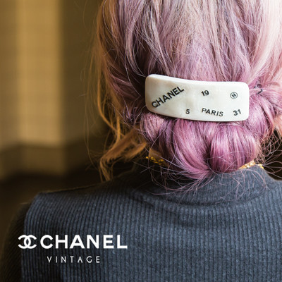暗めなitemを選びがちな秋こそヘアアクセは華やかに シャネルのロゴバレッタはいかがですか Base Mag