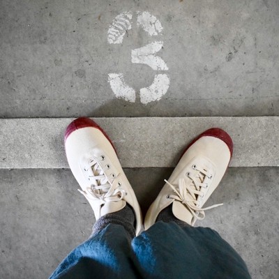 まるで体育館シューズみたいなレトロかわいいスニーカー Inn Stant 1 Old Mid Base Mag