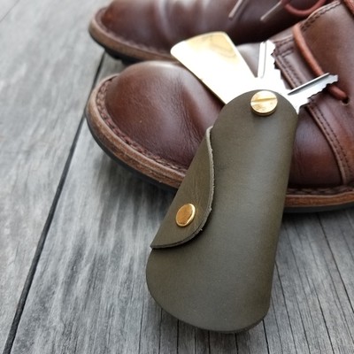 男心くすぐる靴ベラ付きキーポスト Base Mag