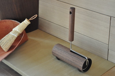 とにかくコロコロしたくなる ちょっとしたお掃除に使いたいコロコロクリーナー Base Mag