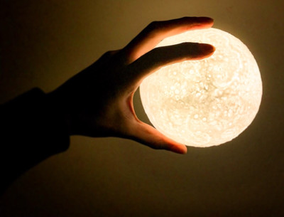 授乳灯にもオススメ 暖かい月の光で優しい気持ちにさせてくれるライト Base Mag