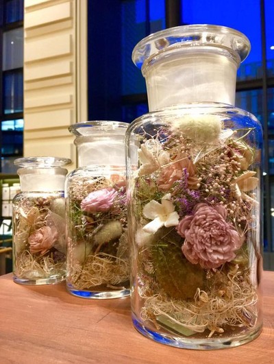 東京の老舗ガラス会社の試薬瓶と神田花暦園コンセプトのお花屋さんが作るドライフラワーテラリウム Base Mag