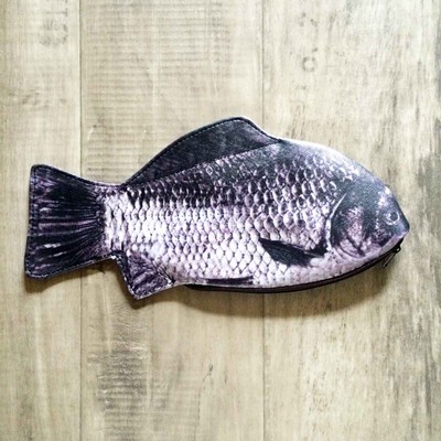 リアルなお魚ポーチを小脇に抱えてシュールな秋ファッションを楽しもう Base Mag
