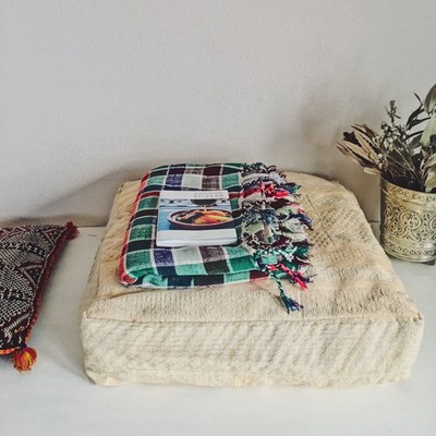 モロッコのキリムを使ったスクエアのプフ オットマンやミニソファー ローテーブルとしても Base Mag